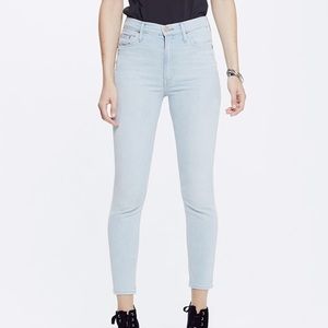 Mother swooned crop in swimming lessons